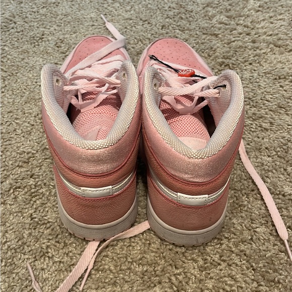 Size 9 woman’s high top - Picture 2 of 3